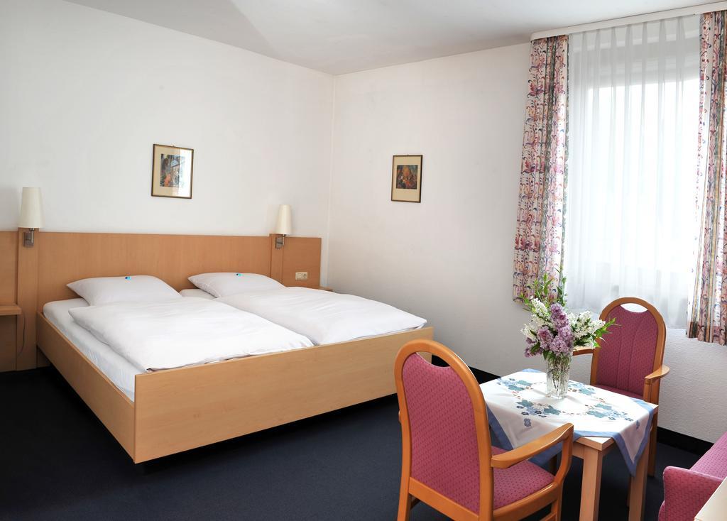 Hotel Gruener Baum Pommersfelden Extérieur photo