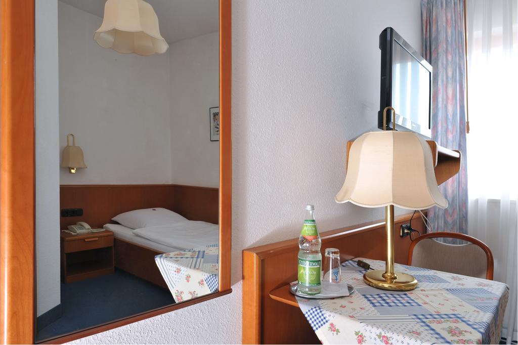 Hotel Gruener Baum Pommersfelden Extérieur photo