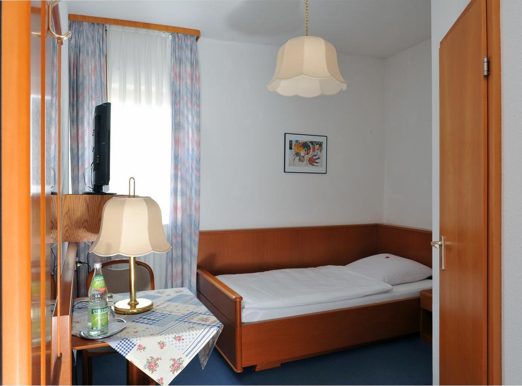 Hotel Gruener Baum Pommersfelden Extérieur photo